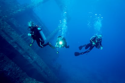 Buceadores en el pecio del Giannis D, en el arrecife Sha'ab Abu Nuhas, cerca de Hurghada.