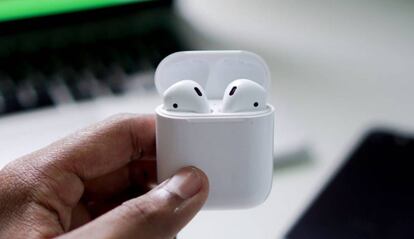 Airpods de segunda generación de Apple.