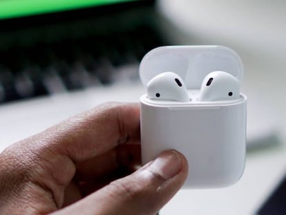 Airpods de segunda generación de Apple.