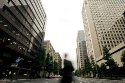 Peatones cruzan una calle en Otemachi, el distrito empresarial más prestigioso de Japón. EFE/Archivo