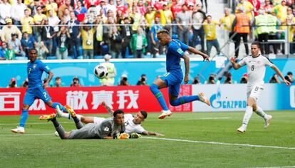 Neymar marca el segundo gol para Brasil frente a Costa Rica.