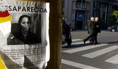 Un cartel con la foto de Déborah Fernández, cuando desapareció en 2002.
