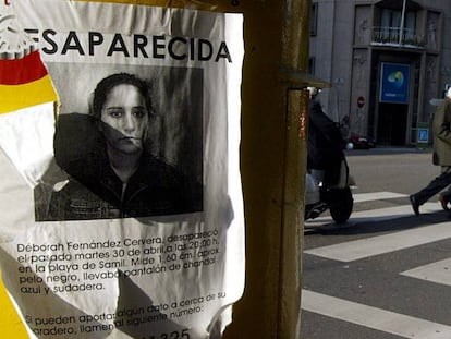 Un cartel con la foto de Déborah Fernández, cuando desapareció en 2002.