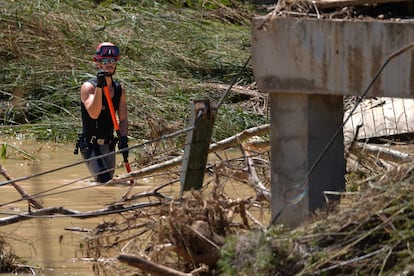 Un bombero trabaja en las labores de búsqueda de las dos personas desaparecidas en el río Foix, a la altura de Cubelles.