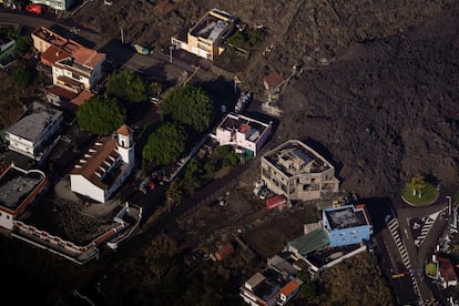 Vista aérea de la colada de lava del volcán en Todoque, este jueves.