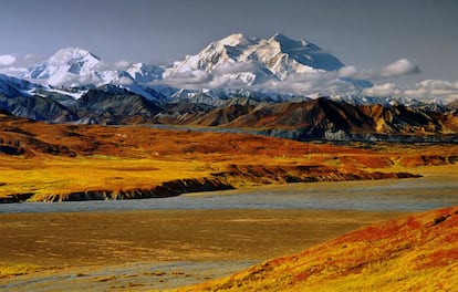 La montaña más alta de América del Norte (6.190 metros sobre el nivel del mar) ha vuelto a llamarse Denali (“El Grande” en lengua indígena), su nombre original, después de ser rebautizada como Monte McKinley y mantenerse con esa denominación hasta 2015, justo antes de que el por entonces presidente estadounidense Barack Obama visitara Alaska. <a href="http://www.travelalaska.es/Destinations/Parks-and-Public-Lands/Denali-National-Park-and-Preserve.aspx " target="_blank">Todo este entorno de la cordillera de Alaska</a>, en el centro-sur del Estado, está protegido bajo la figura de parque nacional y reserva Denali, que cada año recibe a unos 40.000 visitantes; en torno a 800 (dato de 2017) se registran para ascender la montaña, con una tasa de éxito del 60%.