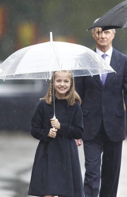 La princesa Leonor, con un abrigo de Carolina Herrera durante el desfile de la Fiesta Nacional. 