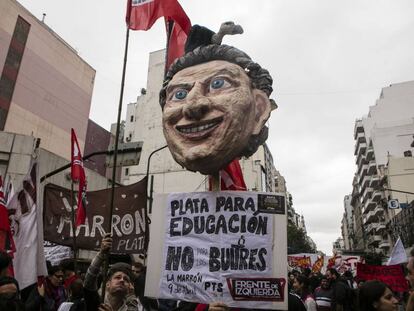 Marcha de docentes argentinos frente al Ministerio de Educación, el 4 de abril de 2016