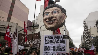 Marcha de docentes argentinos frente al Ministerio de Educación, el 4 de abril de 2016