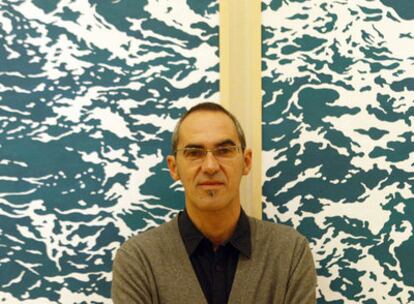 Tomás Ondarra, ante una de las obras de su exposición <i>La mar de mares</i>