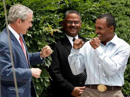 El presidente Bush (izquierda) bromea con el boxeador Sugar Ray Leonard ayer en la Casa Blanca.