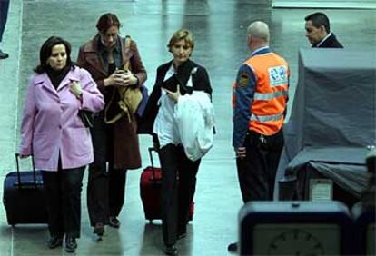 Sonsoles Espinosa, esposa de José Luis Rodriguez Zapatero, fue una de las pasajeras que tuvo que abandonar ayer el AVE de las 13.00 en Sevilla.