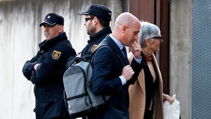 Luis Rubiales, expresidente de la RFEF, junto a su abogada Olga Tubau, a su llegada este lunes a la Audiencia Nacional, en San Fernando de Henares (Madrid).