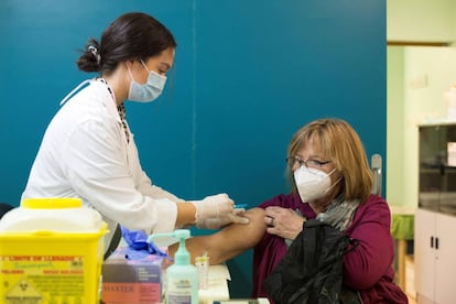 Una dona rep la vacuna de la grip al centre de salut Rebolería, a Saragossa.
