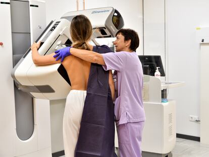 Una mujer se somete a una mamografía en el Hospital de Galdakao.