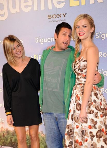 Los tres protagonistas de 'Sígueme el rollo': Jennifer Aniston (izquierda), Adam Sandler y Brooklyn Decker.