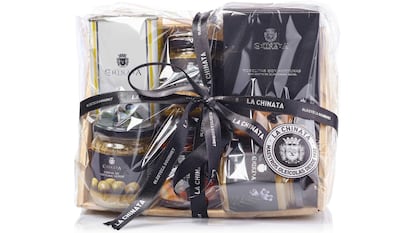 La cesta gourmet de La Chinata contiene AOVE y otros productos derivados de alta calidad que hacen de este un regalo verdaderamente original.