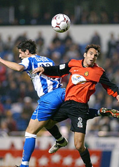 Luque, del Deportivo, salta a por el balón con Campano, del Mallorca.