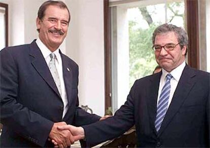 El presidente de México, Vicente Fox (izquierda), en la reunión que mantuvo ayer con César Alierta.
/ EFE