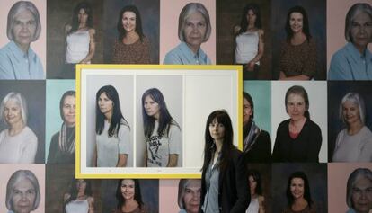 La artista británica Gillian Wearing (en la imagen) , premio Turner de arte contemporáneo 1997, en el IVAM junto a una de sus obras.