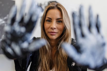 Carla Gia posa en su estudio de Dubái mostrando las manos.