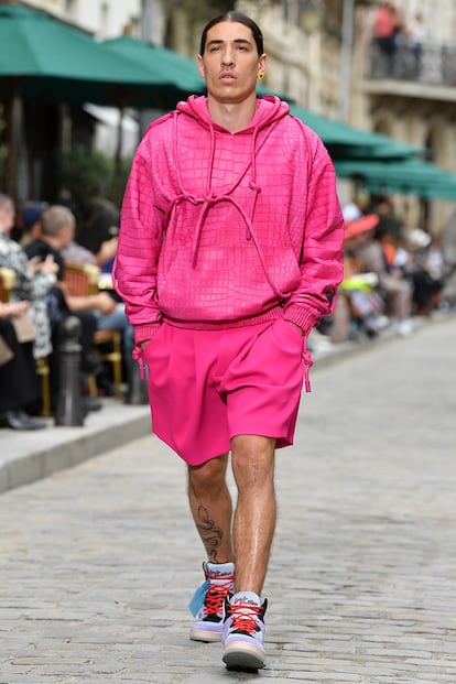 Bellerín con sudadera y pantalón corto de la colección primavera-verano 2020 de Virgil Abloh para Louis Vuitton.