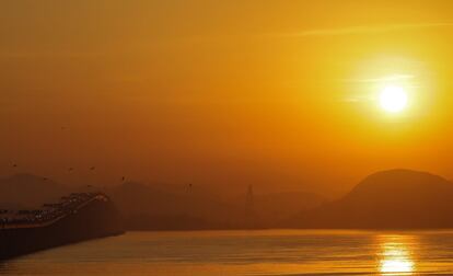 Vista del amanecer con la Bahía de Guanabara con el puente Río-Niterói al fondo en la ciudad de Río de Janeiro (Brasil).