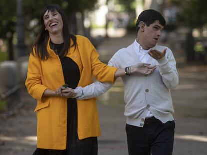 Jorge España, con Mapi, una de sus mediadoras, y su entrenadora el pasado lunes en Madrid.