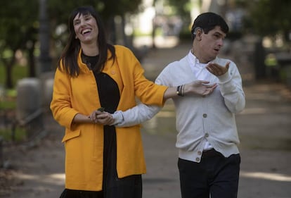 Jorge España, con Mapi, una de sus mediadoras, y su entrenadora el pasado lunes en Madrid.