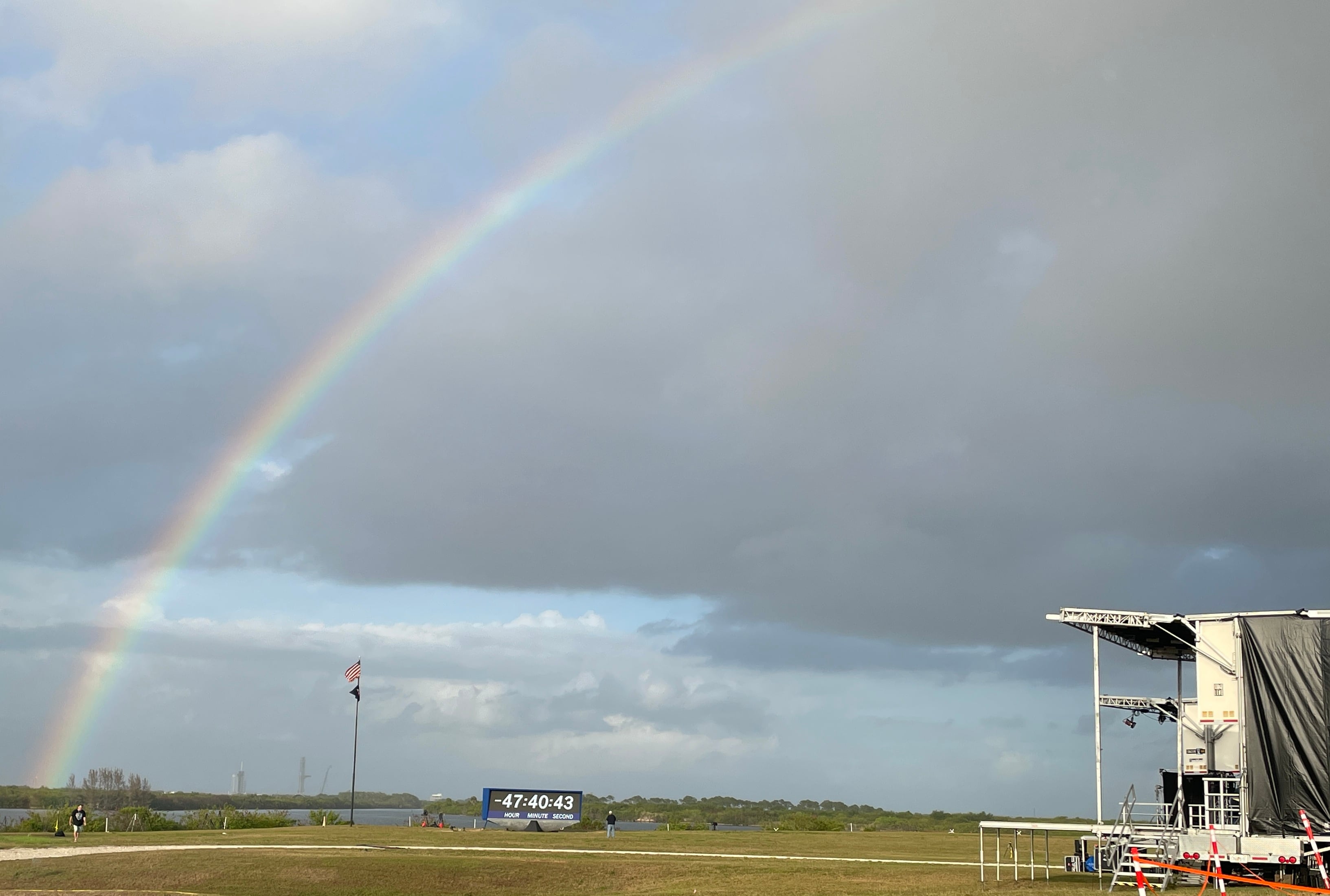 Un reloj marca la cuenta atrás para el lan zamiento de Artemis 2 desde el Centro Espacial Kennedy de la NASA, en Florida.
