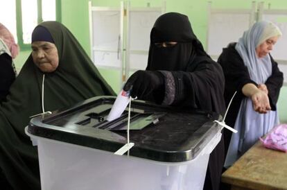 Una mujer egipcia vota en un colegio electoral, durante la primera vuelta de las elecciones presidenciales.
