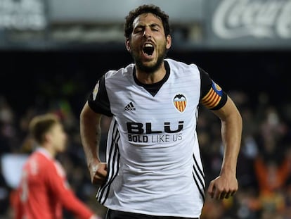 Parejo celebra un gol con el Valencia esta temporada.