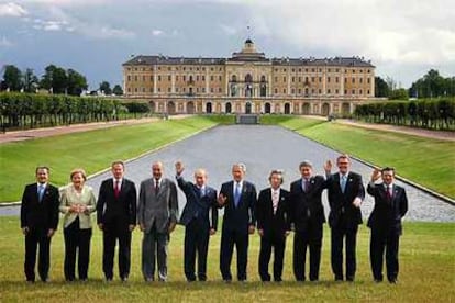 Los líderes del G 8 posan ante el palacio de Konstantinovsky, en San Petersburgo. De izquierda a derecha, Romano Prodi, Angela Merkel, Tony Blair, Jacques Chirac, Vladímir Putin, George W. Bush, Junichiro Koizumi, Stephen Harper, Matti Vanhanen y José Manuel Durão Barroso.