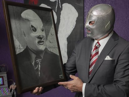 El Hijo del Santo sostiene una fotografía de su padre.