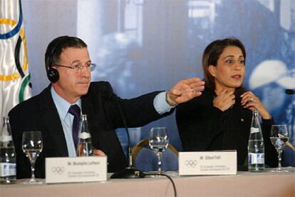 El director ejecutivo del COI, Gilbert Felli, y la presidenta de la Comisión, Nawal el Moutawakel, en la rueda de prensa.