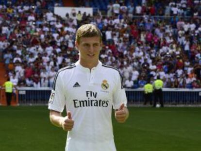 Kroos posa com o uniforme do Real Madrid na sua apresentação.