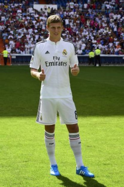 Kroos posa com o uniforme do Real Madrid na sua apresentação.