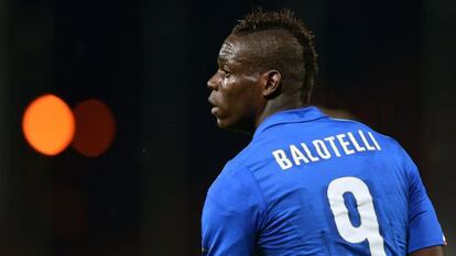 Mario Balotelli durante un partido con la selección italiana.