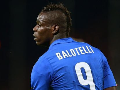 Mario Balotelli durante un partido con la selección italiana.