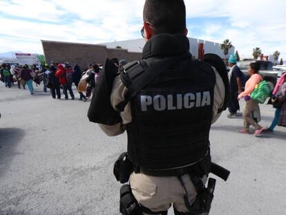 Policía en un control migratorio en Coahuila, México.