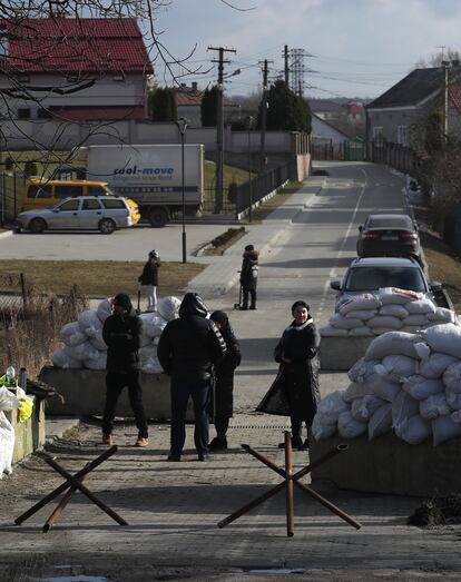 Un puesto de control vigilado por civiles en un pueblo cerca de Lviv. 