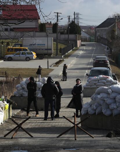 Un puesto de control vigilado por civiles en un pueblo cerca de Lviv.
