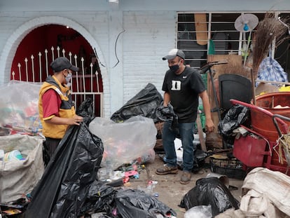 Recicladores separan plástico en un edificio de la alcaldía de Iztapalapa, en Ciudad de México, el 10 de agosto de 2020.
