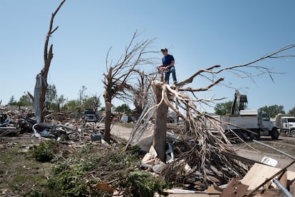 Pobladores continúan con los esfuerzos de recuperación y limpieza de los daños que dejó el tornado en Greenfield, Iowa. Todo el mes de mayo ha sido un mes sombrío en cuanto a tornados y el clima severo en el centro del país. 