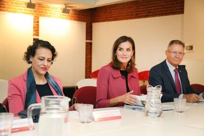 La reina Letizia, la ministra de Trabajo, Migraciones y Seguridad Social, Magdalena Valerio, y el presidente de Cruz Roja, Javier Senent, durante la mesa de diálogo "Iniciativas de formación y empleo para jóvenes", organizada por Cruz Roja hoy en Madrid. 