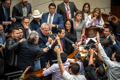 Discusión entre Armando Benedetti y el secretario general Diego González durante votación de la consulta popular en el senado de la república en Bogotá (Colombia), el 14 de mayo del 2025. El Senado abre debate sobre las consulta popular propuesta por el gobierno de Gustavo Petro