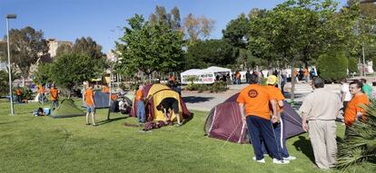 Trabajadores de Galmed durante la acampada contra el cierre de la factor&iacute;a.