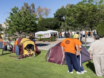 Trabajadores de Galmed durante la acampada contra el cierre de la factor&iacute;a.