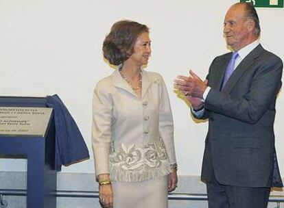 El Rey aplaude a la Reina tras la inauguración de ayer.