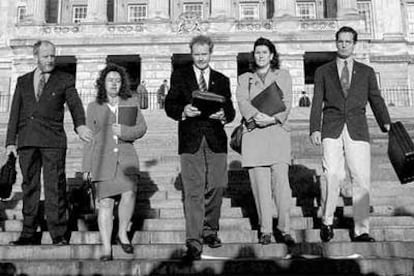 La delegación del Sinn Fein abandona el castillo de Stormont tras la primera reunión con la Administración británica, el 9 de diciembre de 1994.